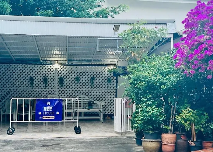 Ree House-asoke Bts Couette-café 3*